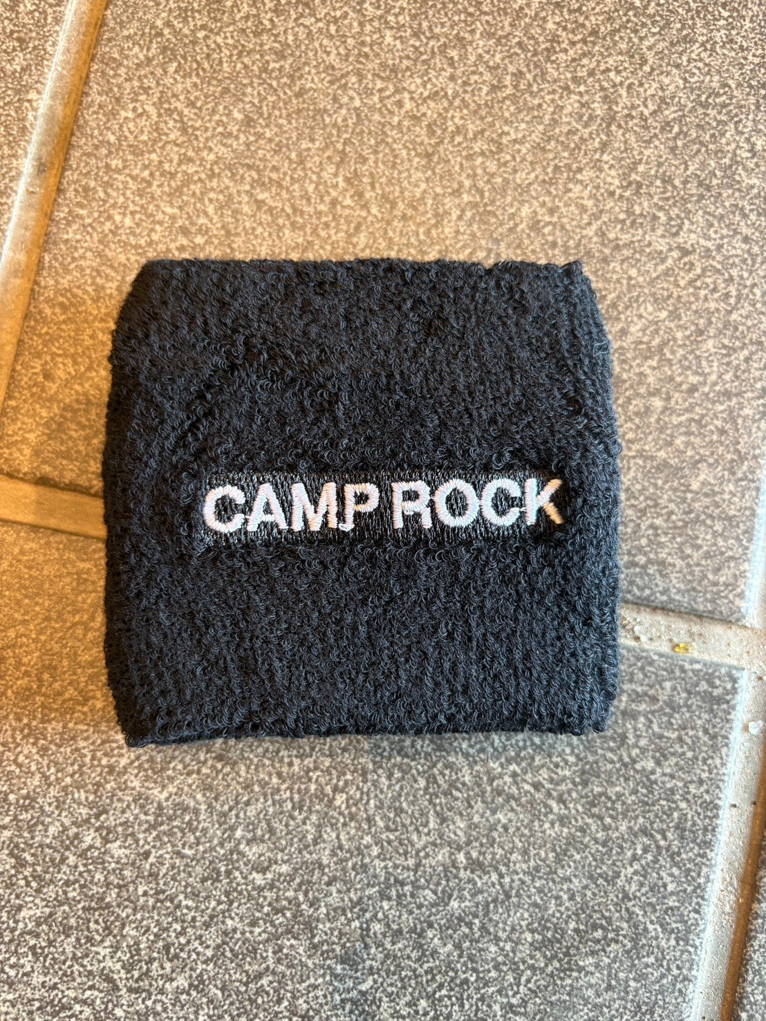 【熊本地震復興支援チャリティ】CampRock リストバンド（赤／黒）"送料無料”