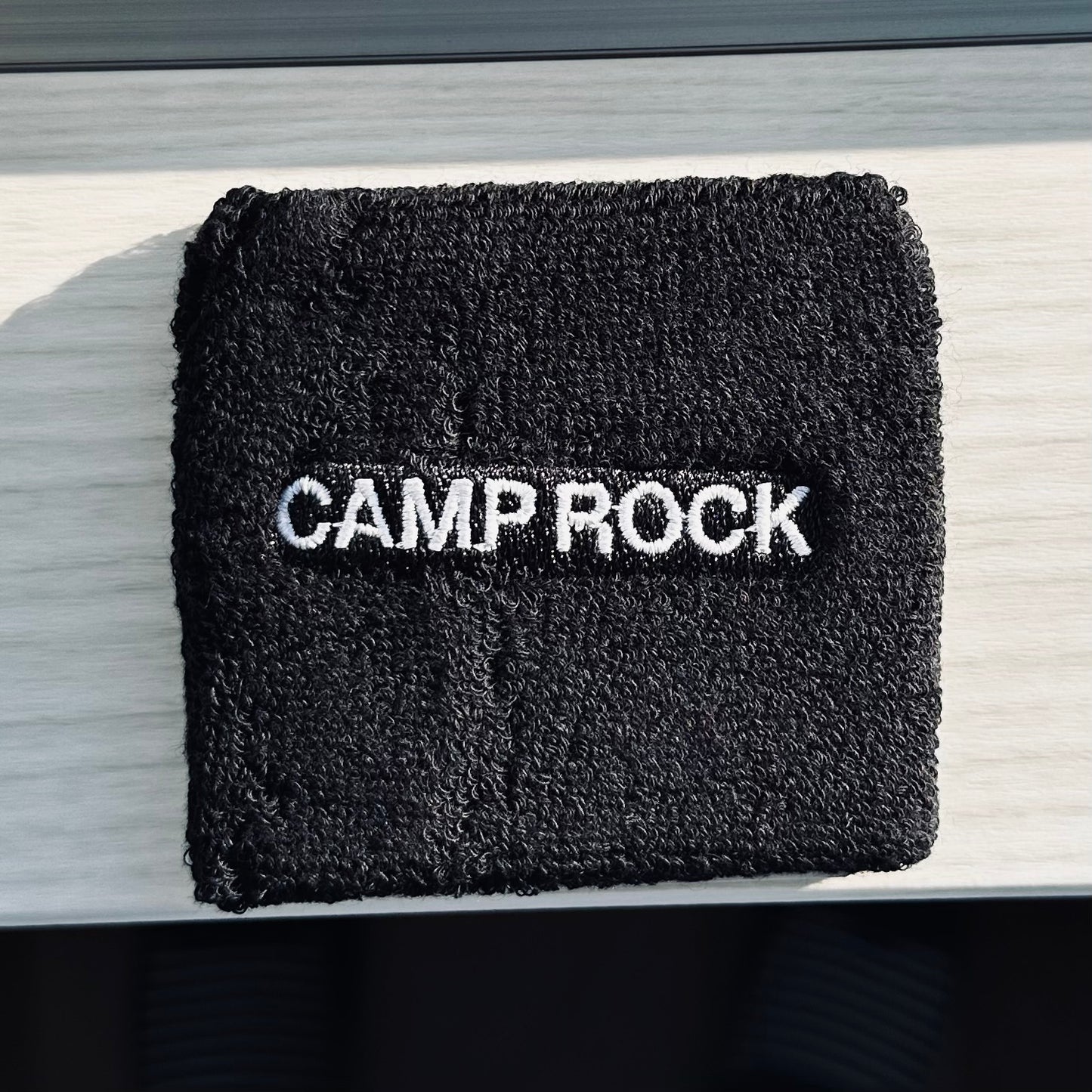 【熊本地震復興支援チャリティ】CAMP ROCK リストバンド（赤／黒）"送料無料”