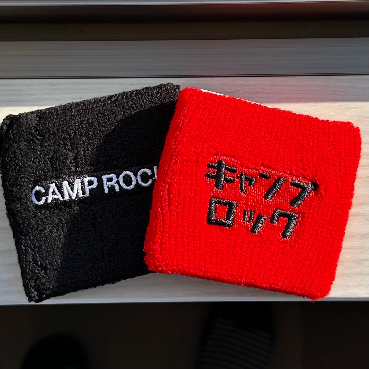 【熊本地震復興支援チャリティ】CAMP ROCK リストバンド（赤／黒）"送料無料”